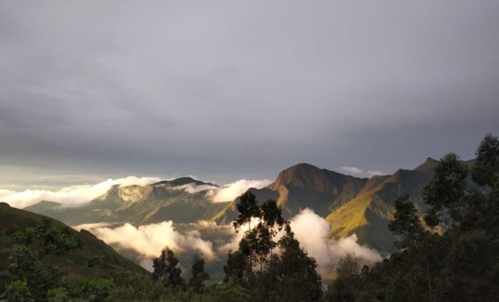 Sunrise Kolukkumalai Trekking Jeeps Safari Package - Image 3