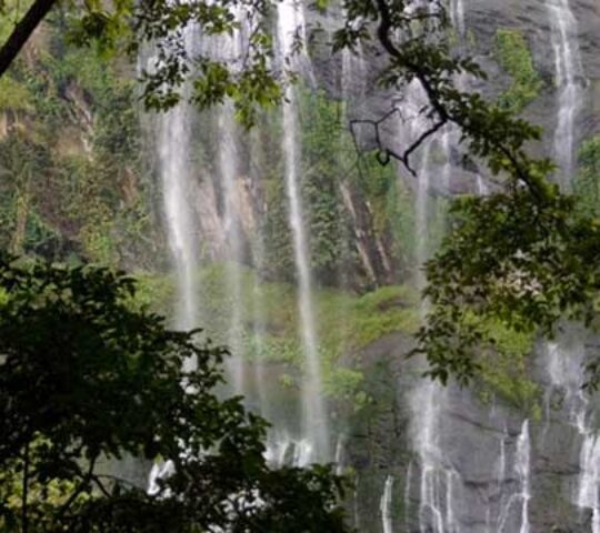 Keezharkuthu Waterfalls (Rainbow Waterfalls)