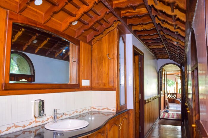 Rajahamsam 2 bedroom Upper deck Premium and luxury Houseboat - Image 6