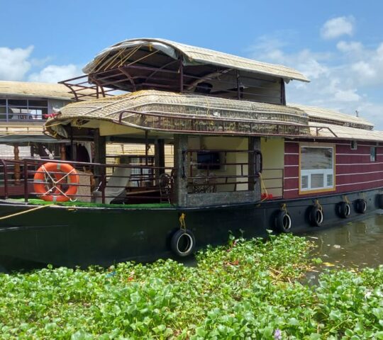 One bedroom Houseboat with Candle light Dinner and Flowerbed