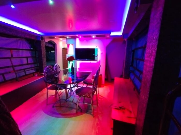 One bedroom Houseboat with Candle light Dinner and Flowerbed - Image 7