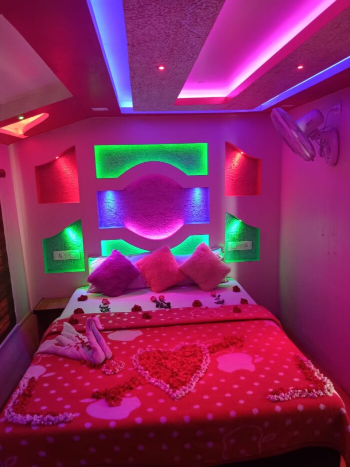 One bedroom Houseboat with Candle light Dinner and Flowerbed - Image 5