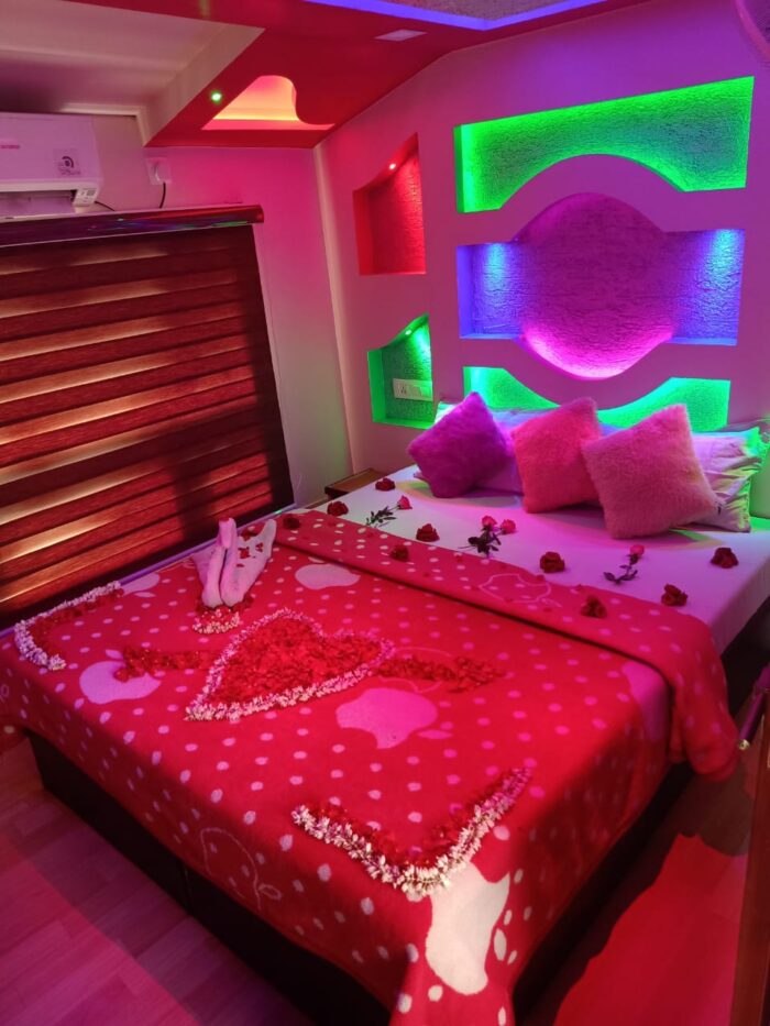 One bedroom Houseboat with Candle light Dinner and Flowerbed - Image 6