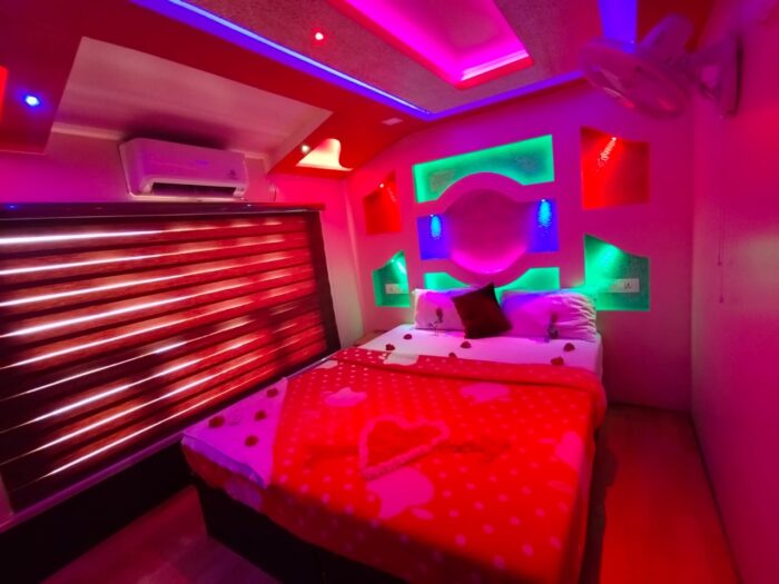 One bedroom Houseboat with Candle light Dinner and Flowerbed - Image 2