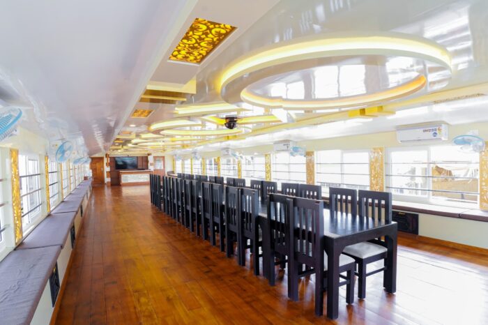 8-bedroom houseboat in Alleppey - Image 14