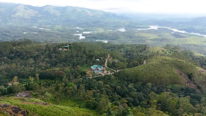 Kolukkumalai Swimming pool resort in Suryanelli - Image 3
