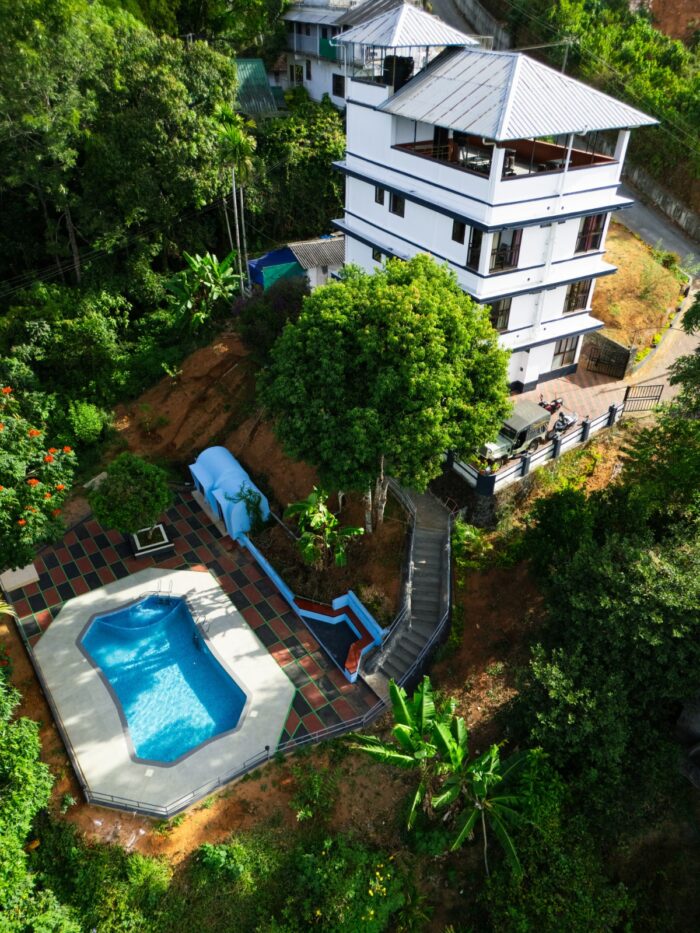 Swimming pool room in Munnar - Image 3