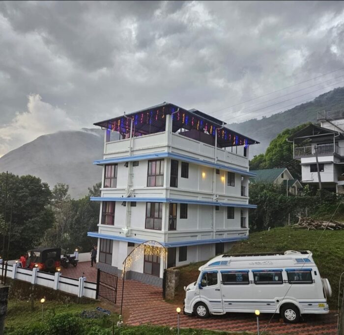 Swimming pool room in Munnar - Image 5